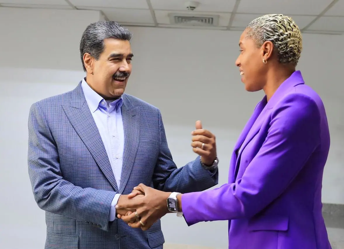 En este momento estás viendo Presidente Maduro se reunió con la campeona Yulimar Rojas
