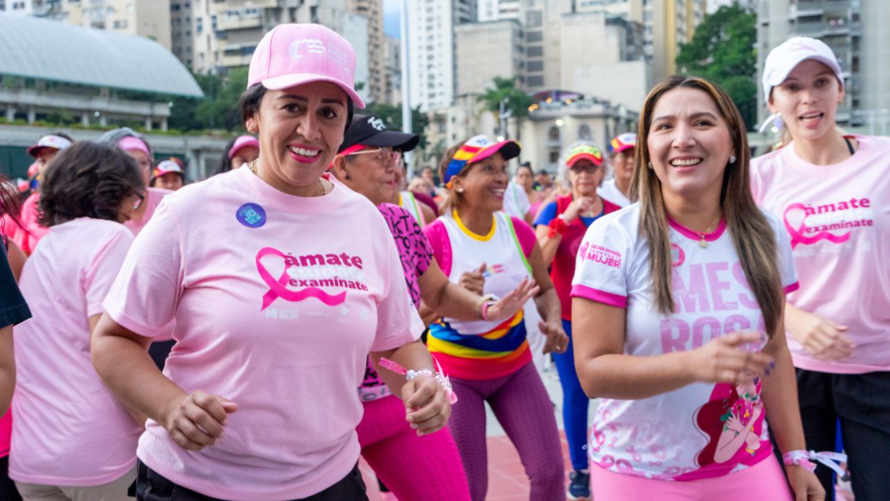 En este momento estás viendo Caraqueñas dijeron Ámate Cuídate y Examínate durante la Gran Bailoterapia Rosa